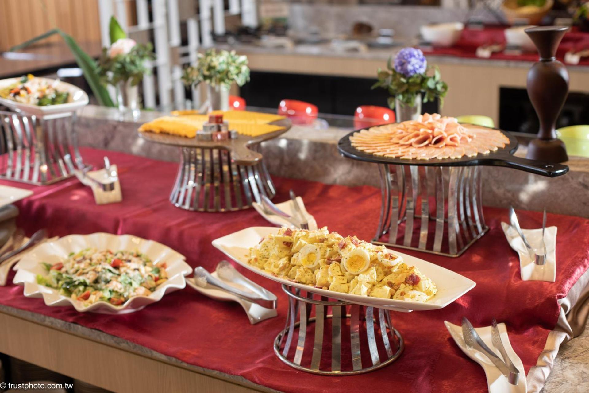 Grand Bay Resort Hotel Hengchun Old Town Exterior foto A buffet at a hotel