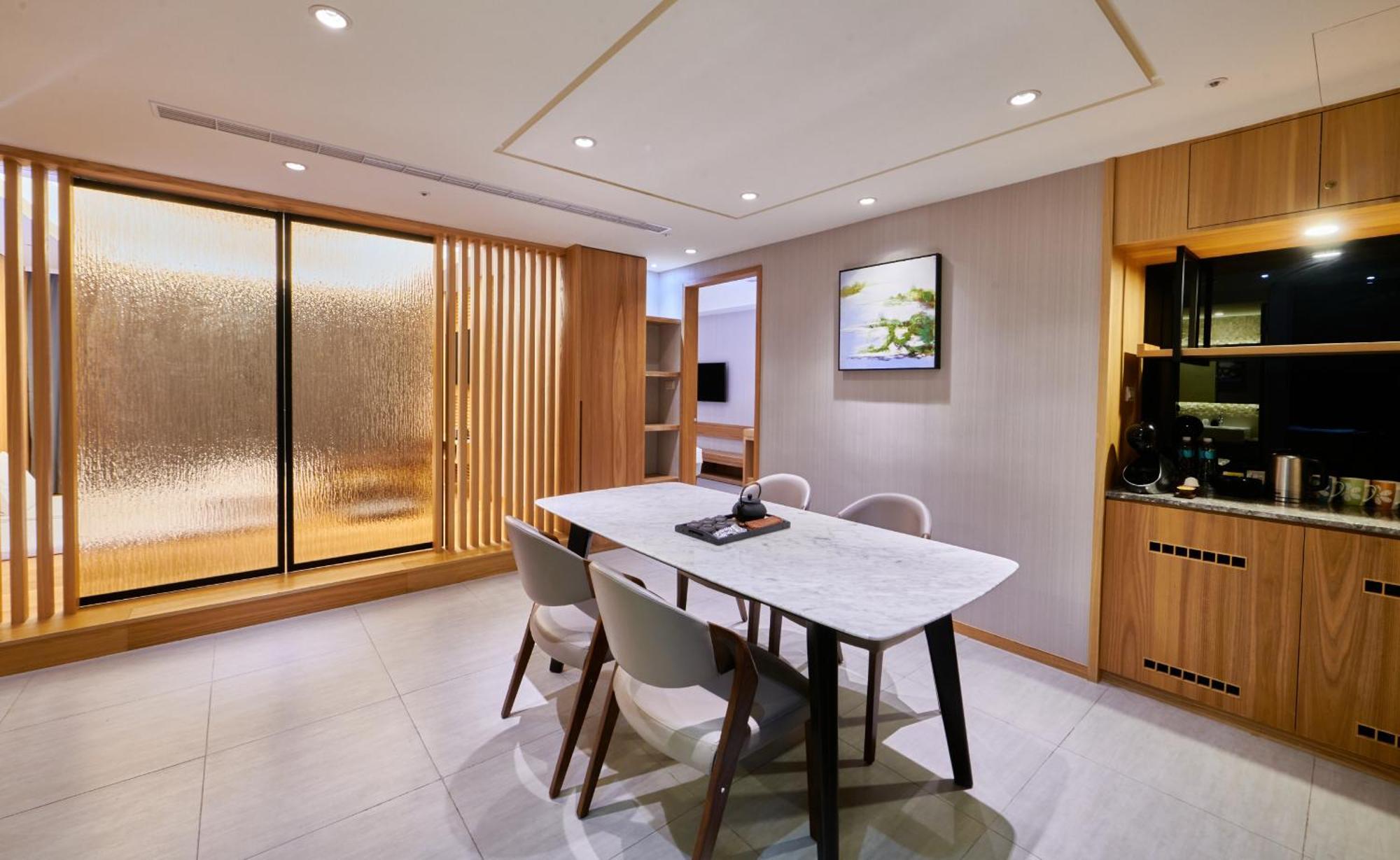 Grand Bay Resort Hotel Hengchun Old Town Exterior foto The interior of a private suite at the airport