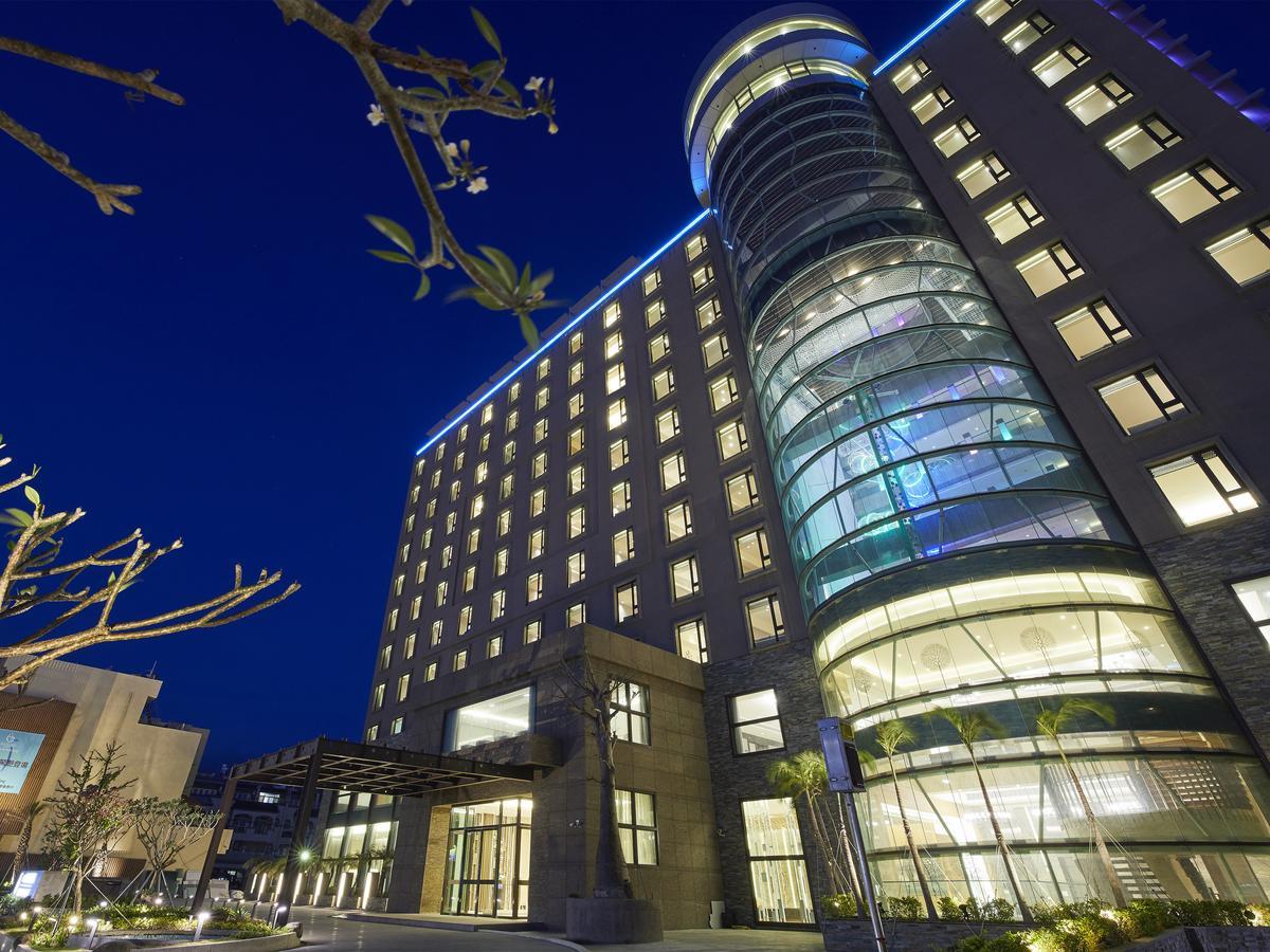 Grand Bay Resort Hotel Hengchun Old Town Exterior foto The hotel at night
