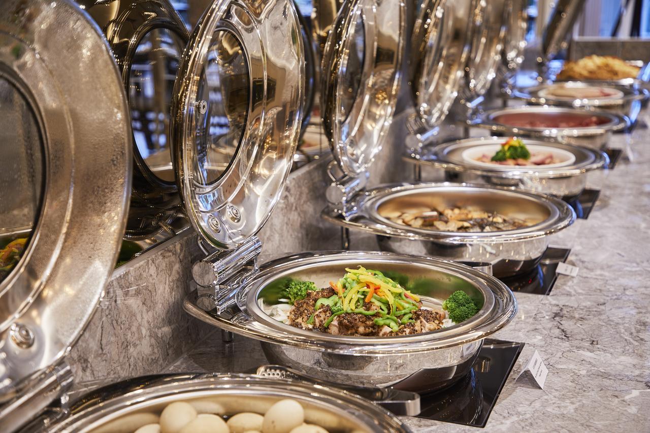 Grand Bay Resort Hotel Hengchun Old Town Exterior foto A selection of chafing dishes