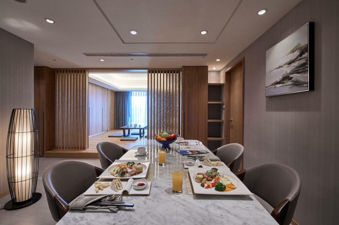 Grand Bay Resort Hotel Hengchun Old Town Exterior foto A dining room in a suite at the hotel